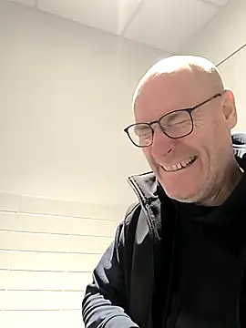 Snapshot of bogland33 chatting on 11/21/25, 03:33 bogland33 online show from 11/21/25, 03:33