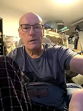 Snapshot of bogland33 chatting on 11/22/25, 08:19 bogland33 online show from 11/22/25, 08:19