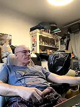 Snapshot of bogland33 chatting on 11/23/25, 09:53 bogland33 online show from 11/23/25, 09:53