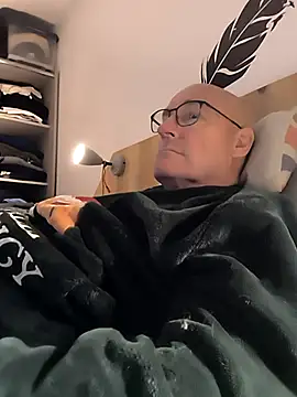 Snapshot of bogland33 chatting on 11/23/25, 09:58 bogland33 online show from 11/23/25, 09:58