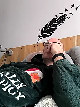 Snapshot of bogland33 chatting on 11/24/25, 12:38 bogland33 online show from 11/24/25, 12:38