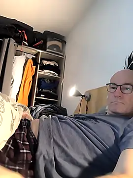 Snapshot of bogland33 chatting on 11/25/25, 12:43 bogland33 online show from 11/25/25, 12:43