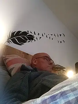 Snapshot of bogland33 chatting on 11/26/25, 07:48 bogland33 online show from 11/26/25, 07:48