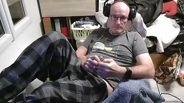 Snapshot of bogland33 chatting on 11/27/25, 08:11 bogland33 online show from 11/27/25, 08:11