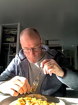 Snapshot of bogland33 chatting on 11/29/25, 11:57 bogland33 online show from 11/29/25, 11:57