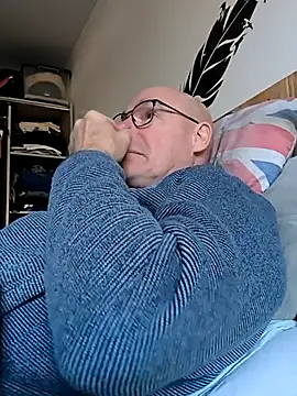 Snapshot of bogland33 chatting on 11/30/25, 01:59 bogland33 online show from 11/30/25, 01:59