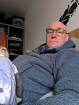 Snapshot of bogland33 chatting on 12/14/25, 10:09 bogland33 online show from 12/14/25, 10:09