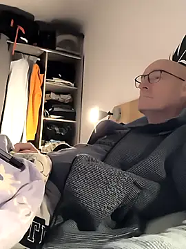 Snapshot of bogland33 chatting on 12/14/25, 10:14 bogland33 online show from 12/14/25, 10:14