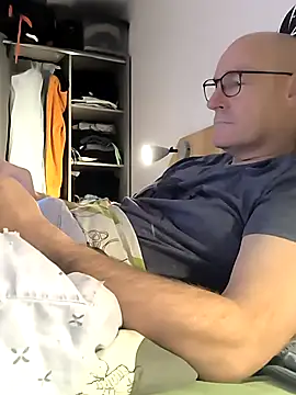 Snapshot of bogland33 chatting on 12/15/25, 08:02 bogland33 online show from 12/15/25, 08:02