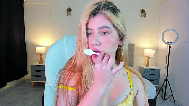 Snapshot of ARITOO_ chatting on 12/14/24, 01:39 ARITOO online show from 12/14/24, 01:39