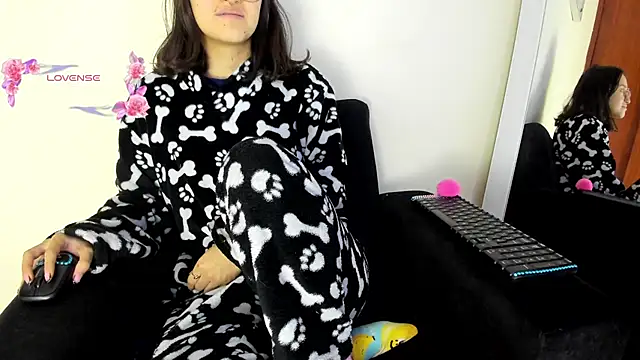 Snapshot of its__angelica_ chatting on 02/13/25, 06:38 its  angelica  online show from 02/13/25, 06:38