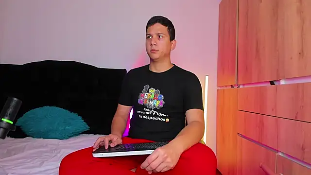 Snapshot of ANDREZALVAREZ chatting on 11/07/25, 01:55 ANDREZALVAREZ online show from 11/07/25, 01:55