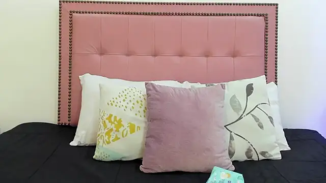 Snapshot of CarolinaGlamour chatting on 02/10/25, 07:49 CarolinaGlamour online show from 02/10/25, 07:49