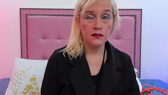 Snapshot of CarolinaGlamour chatting on 02/19/25, 11:04 CarolinaGlamour online show from 02/19/25, 11:04