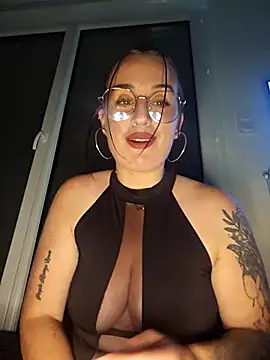 Snapshot of lindsay_33off chatting on 10/16/25, 10:44 lindsay 33off online show from 10/16/25, 10:44