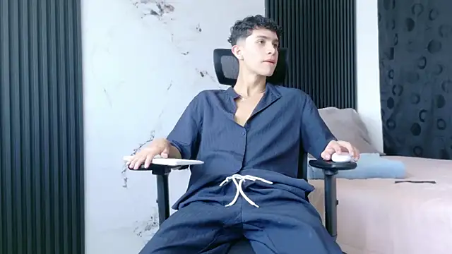 Noah tyler  online show from 12/05/25, 05:42