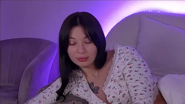 Snapshot of AlexandraBloom chatting on 02/10/25, 12:30 AlexandraBloom online show from 02/10/25, 12:30