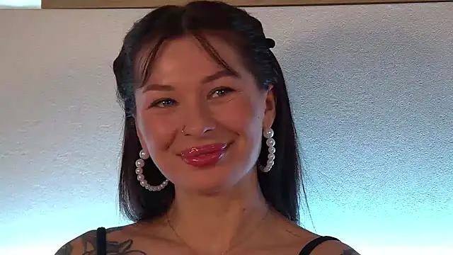 Snapshot of AlexandraBloom chatting on 02/21/25, 03:45 AlexandraBloom online show from 02/21/25, 03:45