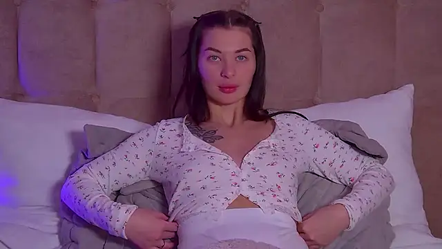 Snapshot of AlexandraBloom chatting on 02/27/25, 02:32 AlexandraBloom online show from 02/27/25, 02:32