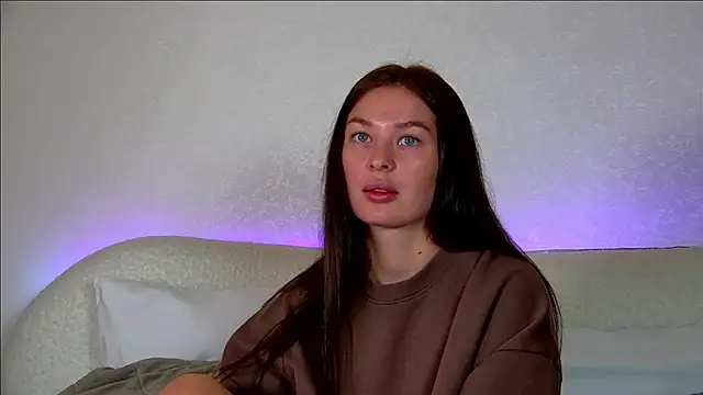 Snapshot of AlexandraBloom chatting on 10/11/25, 06:28 AlexandraBloom online show from 10/11/25, 06:28