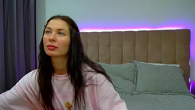 Snapshot of AlexandraBloom chatting on 11/13/25, 06:18 AlexandraBloom online show from 11/13/25, 06:18