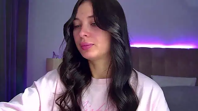 Snapshot of AlexandraBloom chatting on 11/17/25, 06:24 AlexandraBloom online show from 11/17/25, 06:24