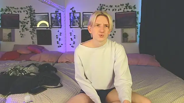 Snapshot of Ron_Vils chatting on 01/18/25, 05:41 Ron Vils online show from 01/18/25, 05:41