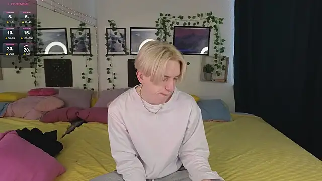 Snapshot of Ron_Vils chatting on 02/18/25, 05:42 Ron Vils online show from 02/18/25, 05:42