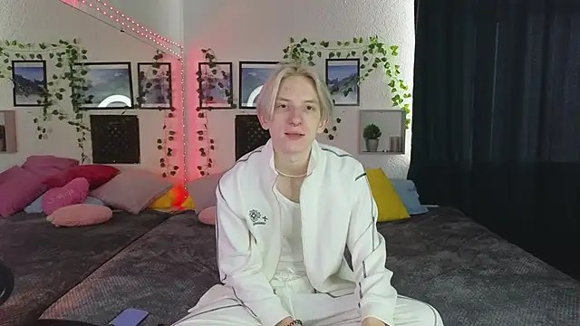 Snapshot of Ron_Vils chatting on 03/14/25, 04:43 Ron Vils online show from 03/14/25, 04:43