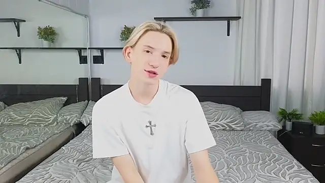 Snapshot of Ron_Vils chatting on 09/17/25, 05:31 Ron Vils online show from 09/17/25, 05:31