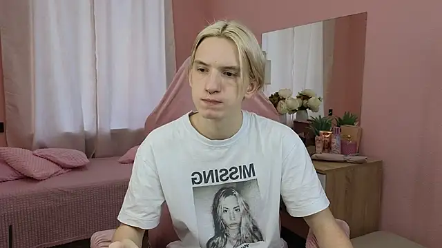 Snapshot of Ron_Vils chatting on 10/21/25, 08:37 Ron Vils online show from 10/21/25, 08:37