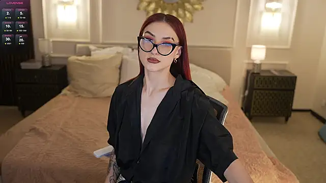 Magnetic Mia  online show from 05/25/26, 11:00