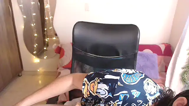 Snapshot of LUCY_LI chatting on 01/11/25, 06:33 LUCY LI online show from 01/11/25, 06:33