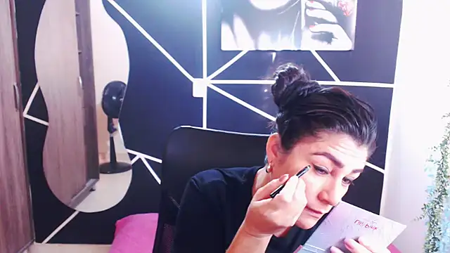 Snapshot of LUCY_LI chatting on 01/16/25, 01:04 LUCY LI online show from 01/16/25, 01:04