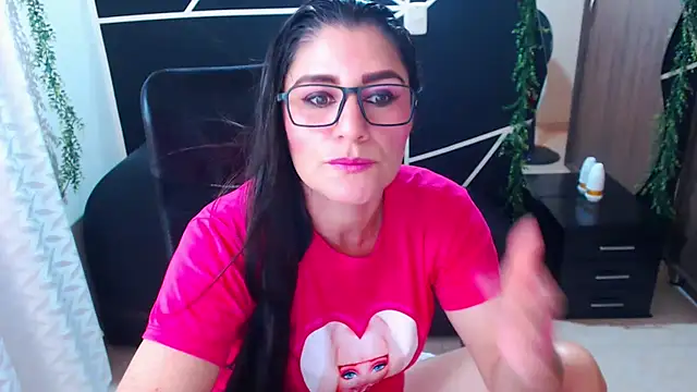 Snapshot of LUCY_LI chatting on 03/06/25, 06:26 LUCY LI online show from 03/06/25, 06:26