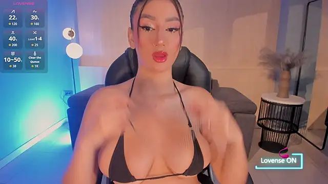 Snapshot of MaddisonLowe chatting on 10/24/25, 04:53 MaddisonLowe online show from 10/24/25, 04:53