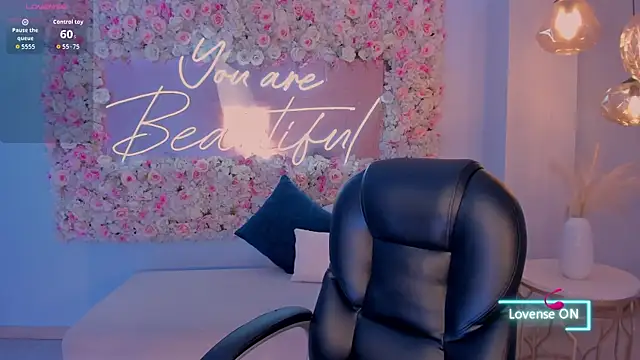 Snapshot of MaddisonLowe chatting on 11/11/25, 05:07 MaddisonLowe online show from 11/11/25, 05:07