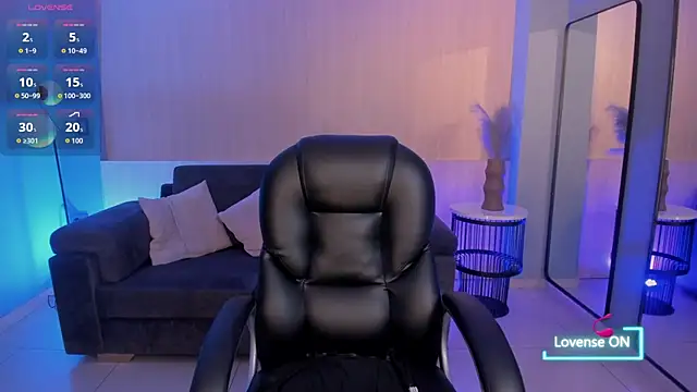 Snapshot of MaddisonLowe chatting on 12/17/25, 04:29 MaddisonLowe online show from 12/17/25, 04:29