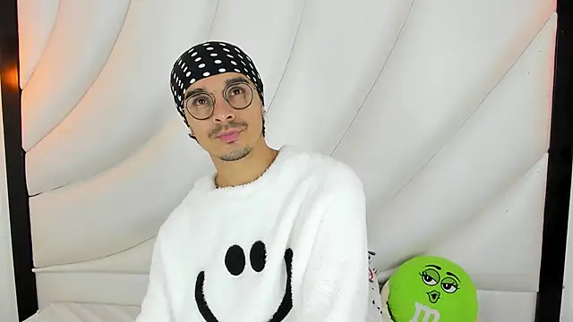 Snapshot of Hugo_Coopers chatting on 03/05/25, 03:29 Hugo Coopers online show from 03/05/25, 03:29