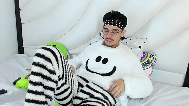 Snapshot of Hugo_Coopers chatting on 03/17/25, 03:57 Hugo Coopers online show from 03/17/25, 03:57