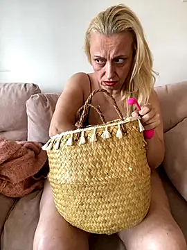 Snapshot of Melinastarr chatting on 11/17/25, 11:38 Melinastarr online show from 11/17/25, 11:38