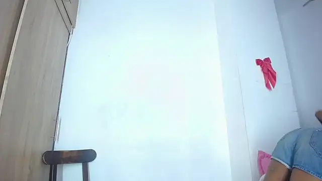 Snapshot of bloom444 chatting on 02/19/25, 03:27 bloom444 online show from 02/19/25, 03:27