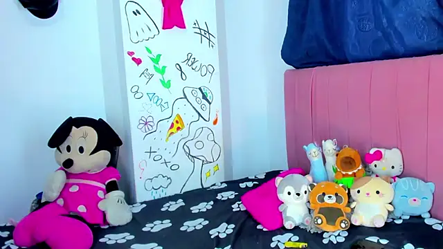 Snapshot of bloom444 chatting on 09/11/25, 10:43 bloom444 online show from 09/11/25, 10:43