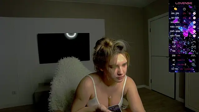 Holly Molii online show from 10/30/25, 04:14