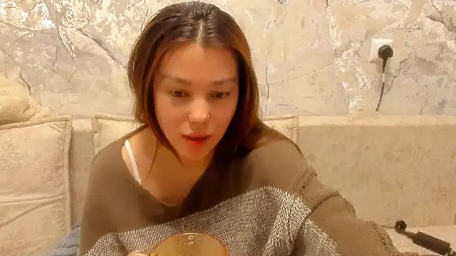 Snapshot of LunaXmii chatting on 04/19/26, 12:00 LunaXmii online show from 04/19/26, 12:00