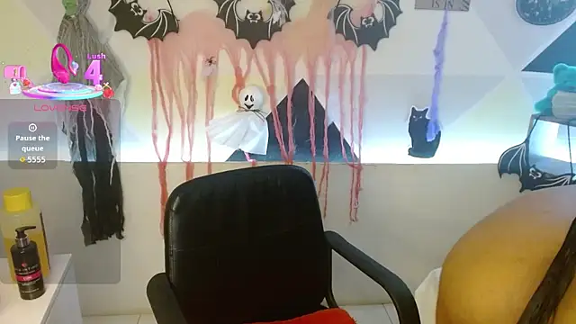 Snapshot of NatashaDormat chatting on 10/24/25, 02:24 NatashaDormat online show from 10/24/25, 02:24