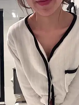 Snapshot of Aimeil chatting on 03/08/25, 04:39 Aimeil online show from 03/08/25, 04:39