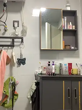 Snapshot of Aimeil chatting on 10/03/25, 04:37 Aimeil online show from 10/03/25, 04:37