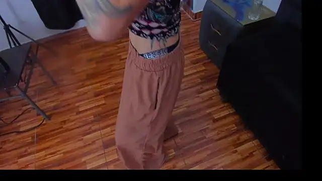 Snapshot of fulfill_fantasies1 chatting on 10/31/25, 10:49 fulfill fantasies1 online show from 10/31/25, 10:49