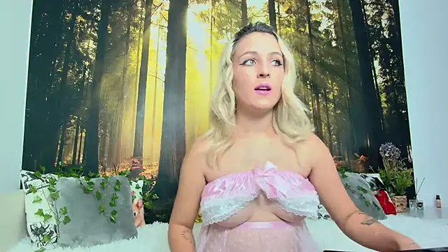 Snapshot of LittleAngelXO chatting on 10/07/25, 07:22 LittleAngelXO online show from 10/07/25, 07:22